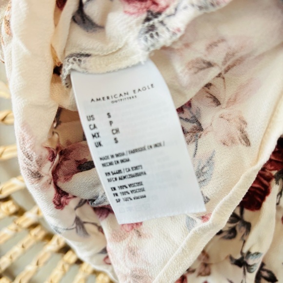 American Eagle Outfitters floral flutter Sleeve Crop Blouse - Picture 7 of 8